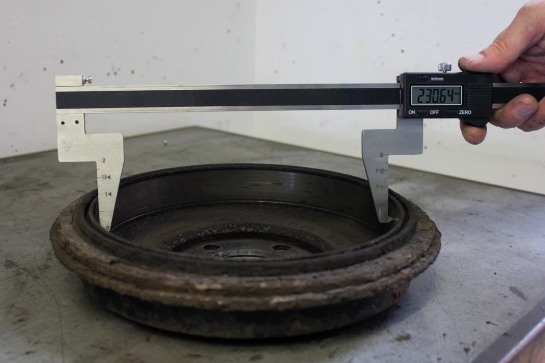 Outil indispensable pour mesurer l'épaisseur des disques de frein : Pied à  coulisse spécial GENIAL ! 